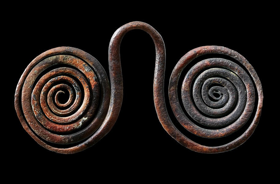 Pendaglio a doppia spirale, rame, 3000 a.C. circa. Svizzera, Canton Vaud, Grandson-Corcelettes (© Museo nazionale svizzero )