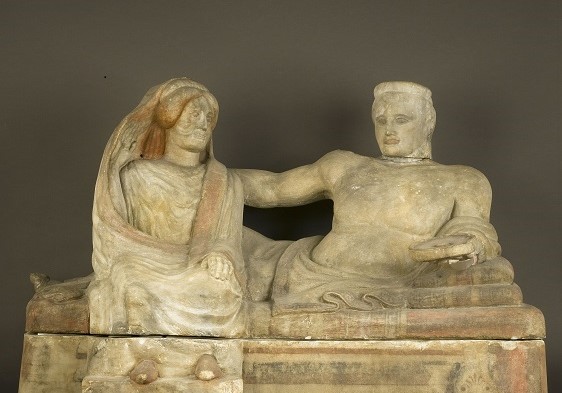 Urna cineraria in alabastro policromo con coppia banchettante, Perugia-Bottarone, I metà IV sec. a.C. (Firenze, Mus. Arch. Naz., Polo museale Toscana)