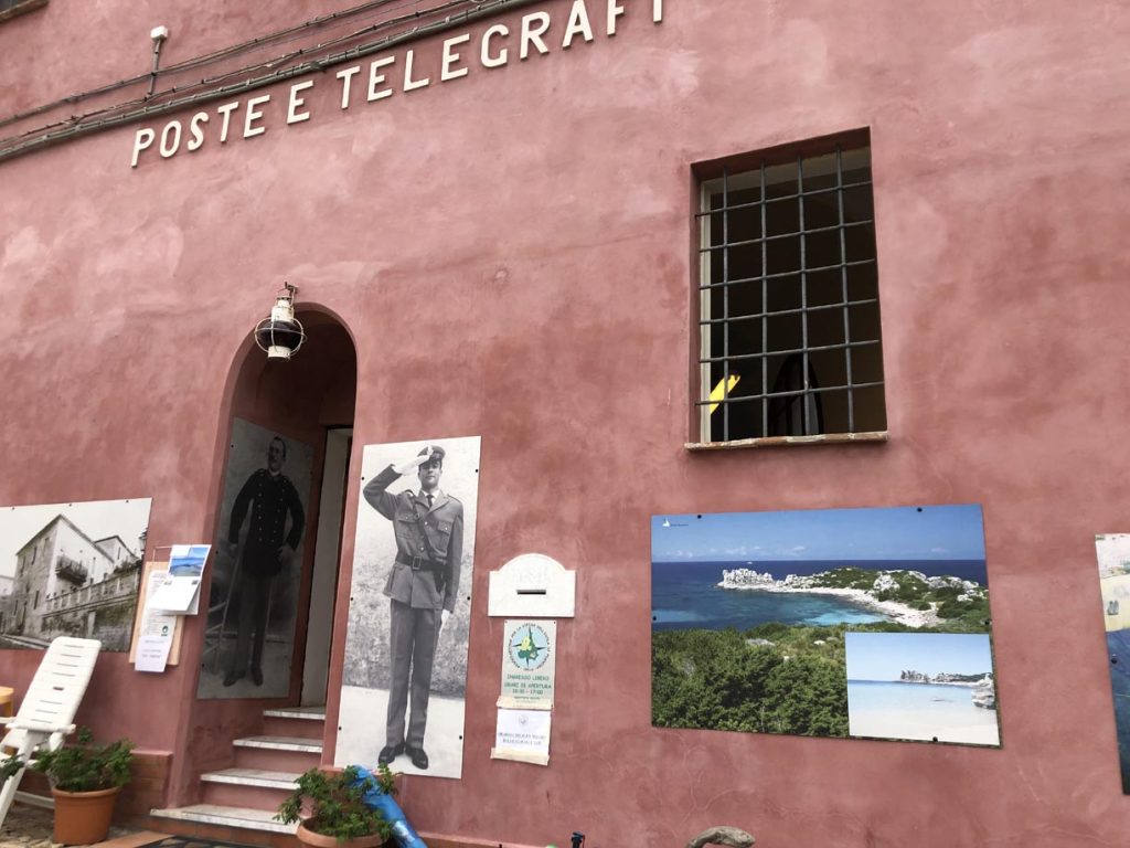 L’ufficio postale dell’isola, abbandonato nel 1997, oggi ospita una mostra fotografica storica