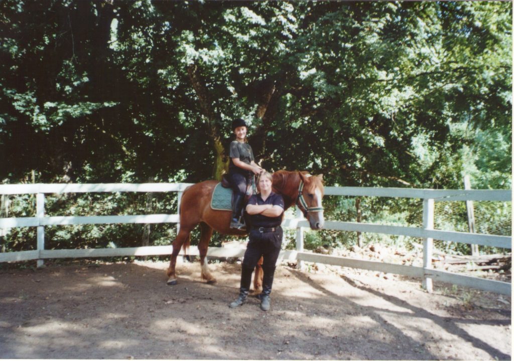 L’istruttrice e titolare del Maneggio San Paolo, Raffaella Scelsi con un cavallo, e mentre insegna a un’allieva