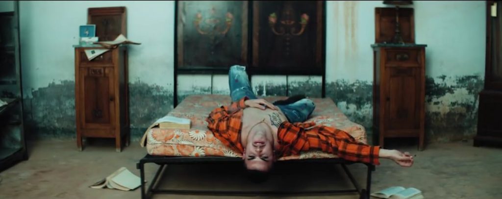 IZI (in arte Diego Germini) in uno still di «Fumo da solo»