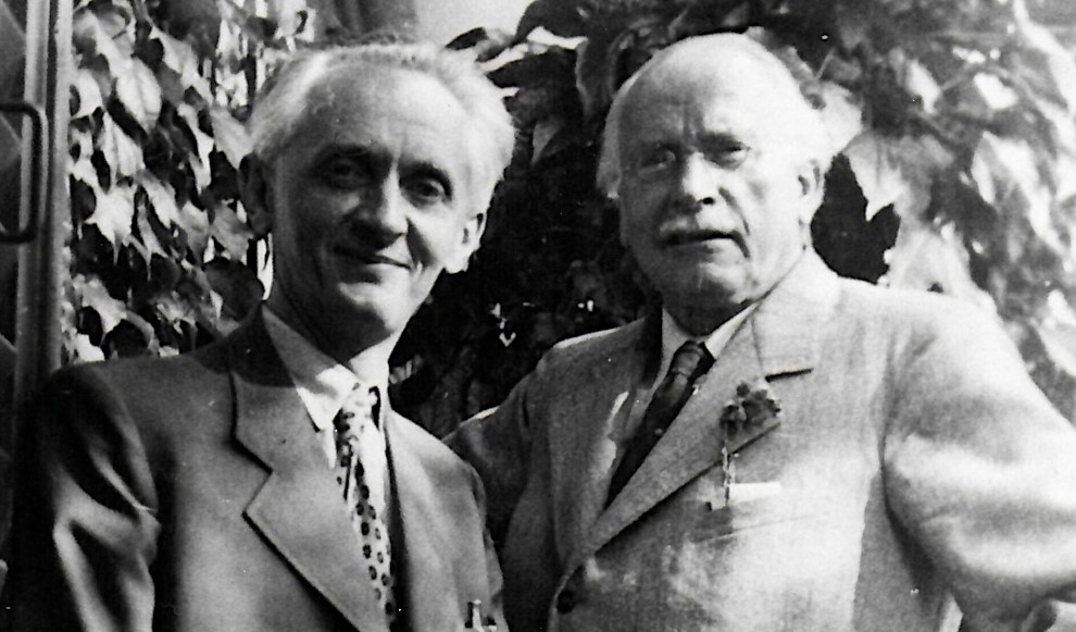 Carlo Kerényi abbracciato a Carl Gustav Jung