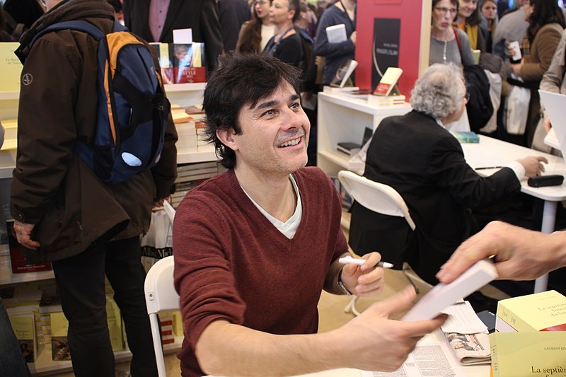 Lo scrittore Laurent Binet durante una presentazion (wikipedia)