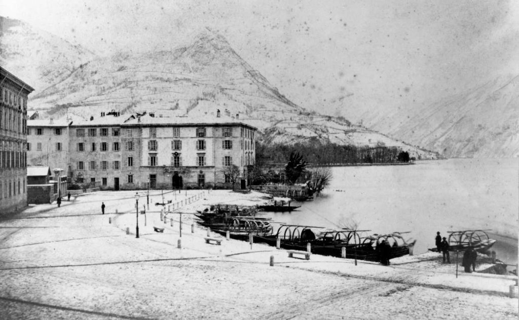 Vincenzo Vicari, 1875 ca: la luganese Piazza Bandoria (oggi Piazza Manzoni) ospitava un tempo un teatro (Archivio storico della Città di Lugano)