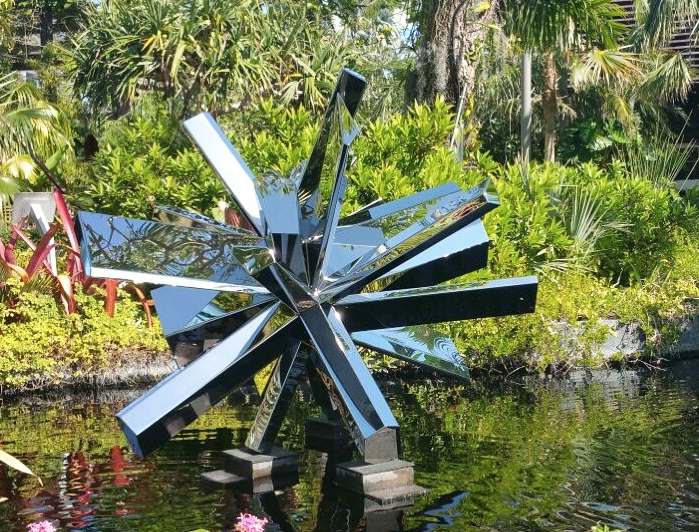 Una scultura di Arik Levy in acciaio inossidabile lucidato a specchio