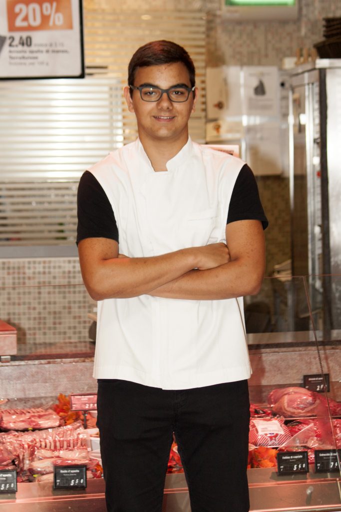 Todorovic Simeun, App. banchi a servizio, Pregassona
Ritengo che Migros sia una delle migliori aziende in Svizzera. Ho avuto sempre un forte interesse per il settore della carne. Una volta effettuato lo stage non ho avuto più dubbi: ho ricevuto nuovi stimoli per accettare e iniziare questa avventura.