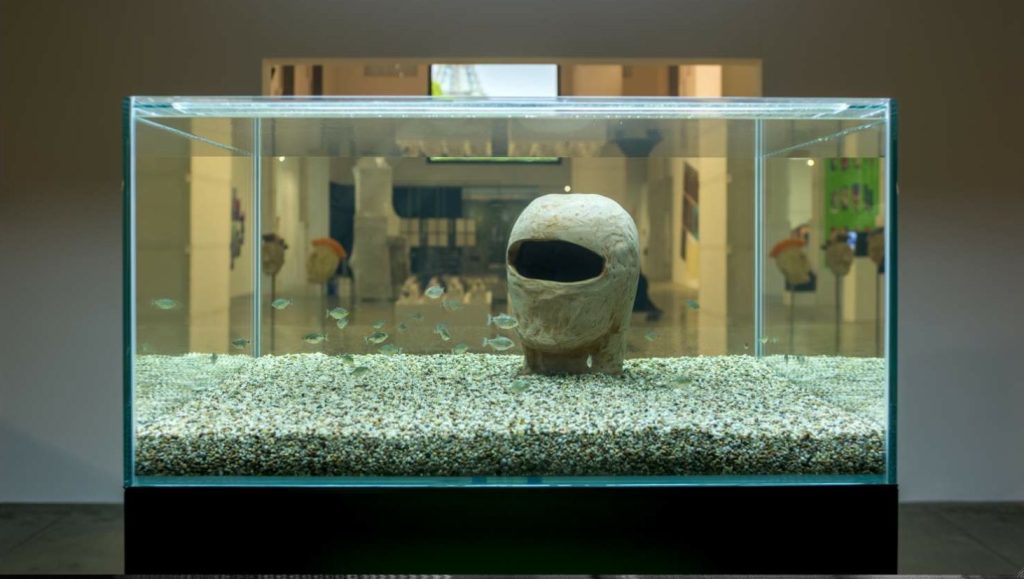 Ruth Beraha «Us» (self-portrait), 2018 acquario, 31 pesci piranha, scultura in terracotta (Museo d'Arte Moderna di Bologna photo E&B Photo)
