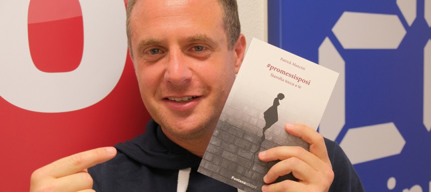 Il giornalista ticinese Patrick Mancini con una copia del suo libro (tio)