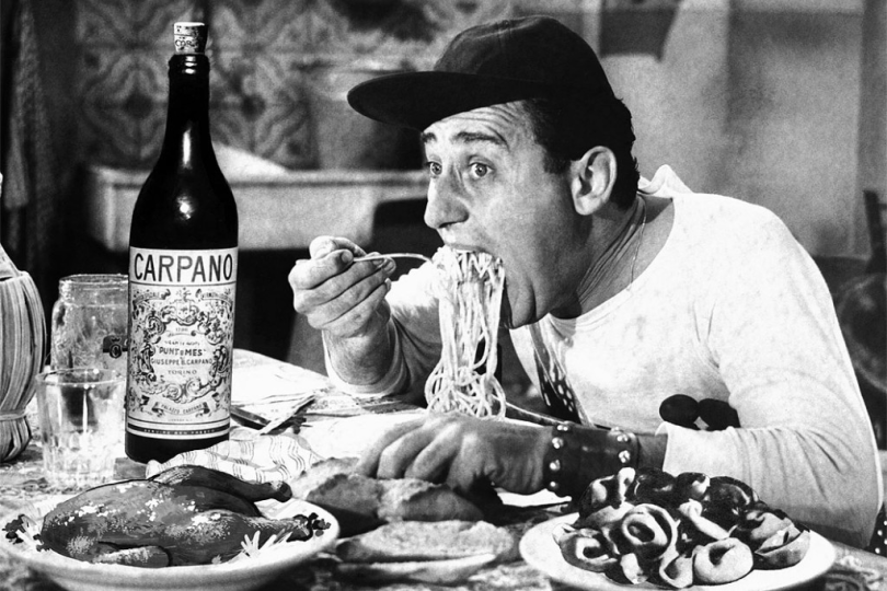 Alberto Sordi nella celebre scena del film «Un americano a Roma» in cui mangia gli spaghetti