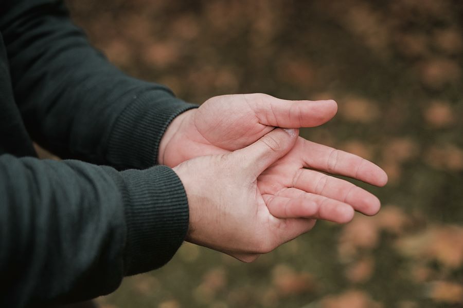 Ai primi dolori le cure casalinghe con creme e pomate non sempre si rivelano efficaci. Allora è meglio passare dal medico e cercare uno specialista. (Freepik)