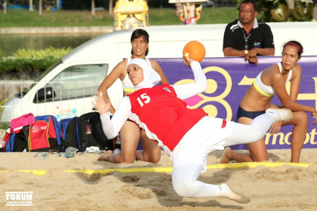 Paese che vai, uso che trovi; donna in burkini sportivo mentre gioca a volleyball in Thailandia (Wikipedia/ Phuket@photographer.net)