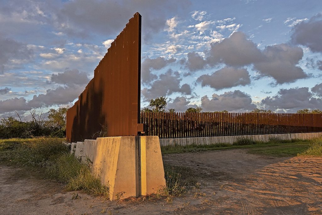 La barriera tra Usa e Messico a Brownsville, in Texas. Il territorio diventa lo spazio fortificato da cui contrastare le insidie provenienti dall’esterno (Keystone)