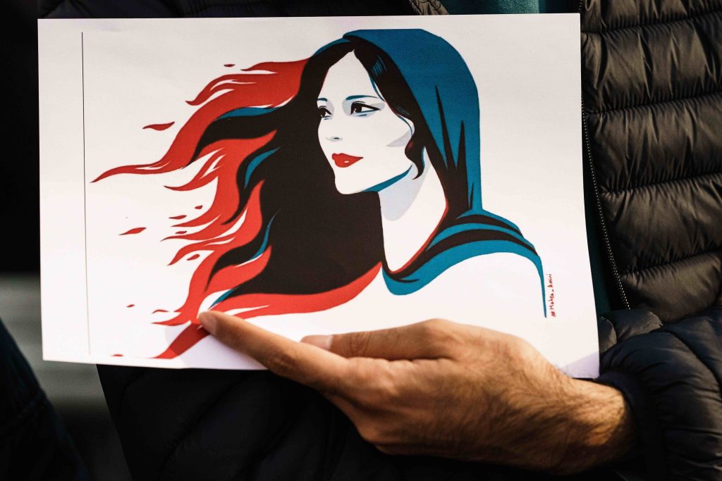 Un’illustrazione che mostra il volto e i capelli-fiamme di Mahsa Amini, divenuta il simbolo del coraggio delle iraniane (Keystone)
