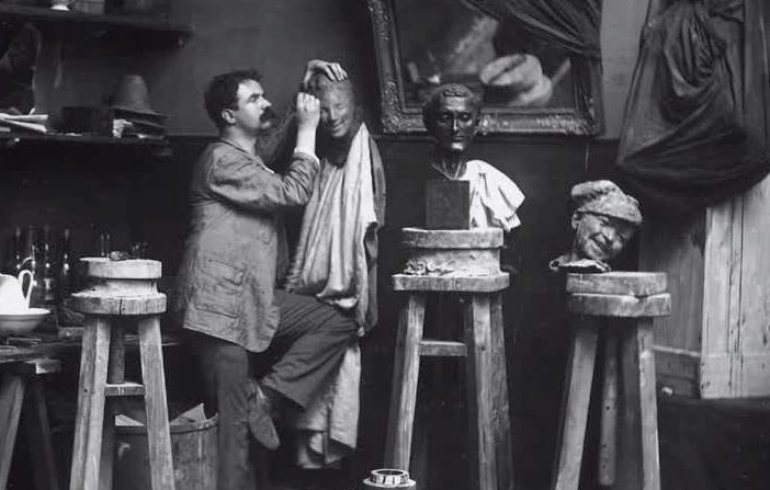 Medardo Rosso ritratto nel suo atelier (part.); foto non datata (Wikipedia)
