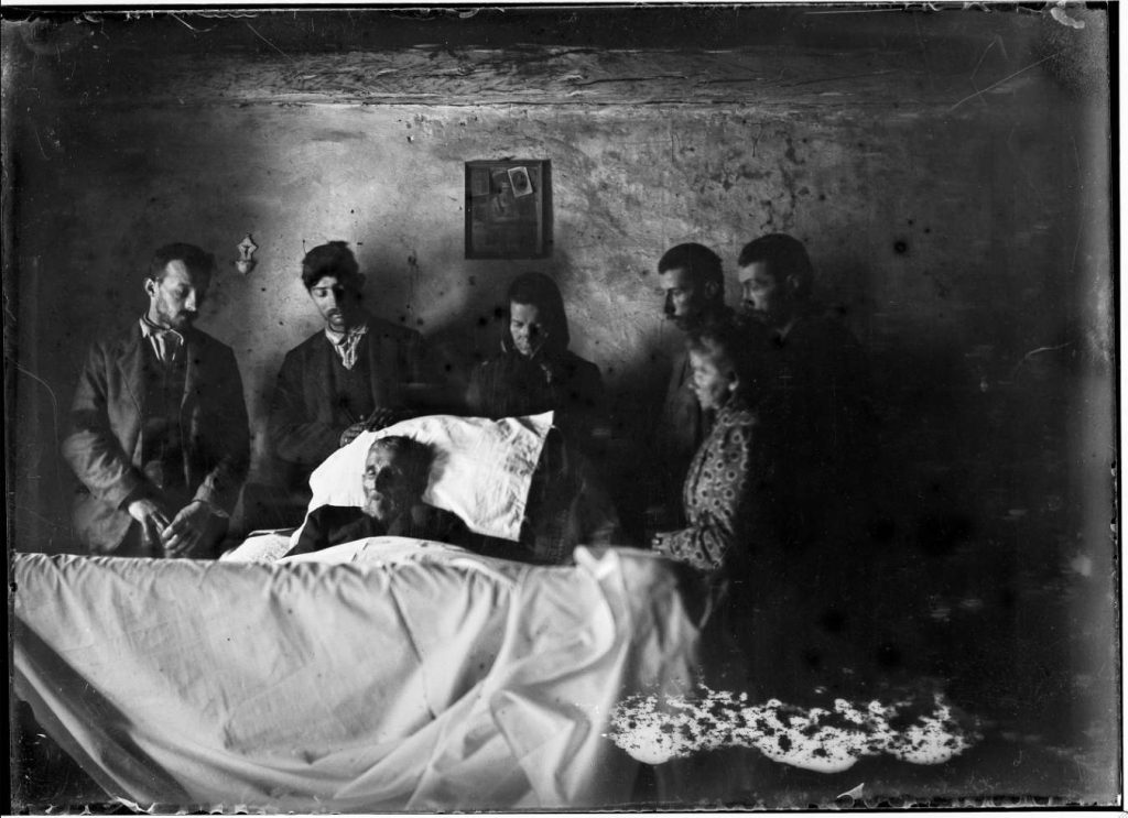 Veglia funebre immortalata da Roberto Donetta (Archivio Donetta)