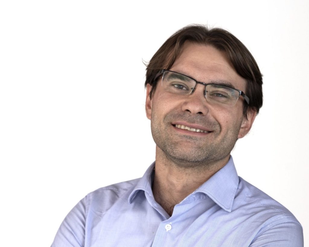 Il pedagogista Stefano Pasta; a destra, la copertina del suo saggio dedicato al razzismo