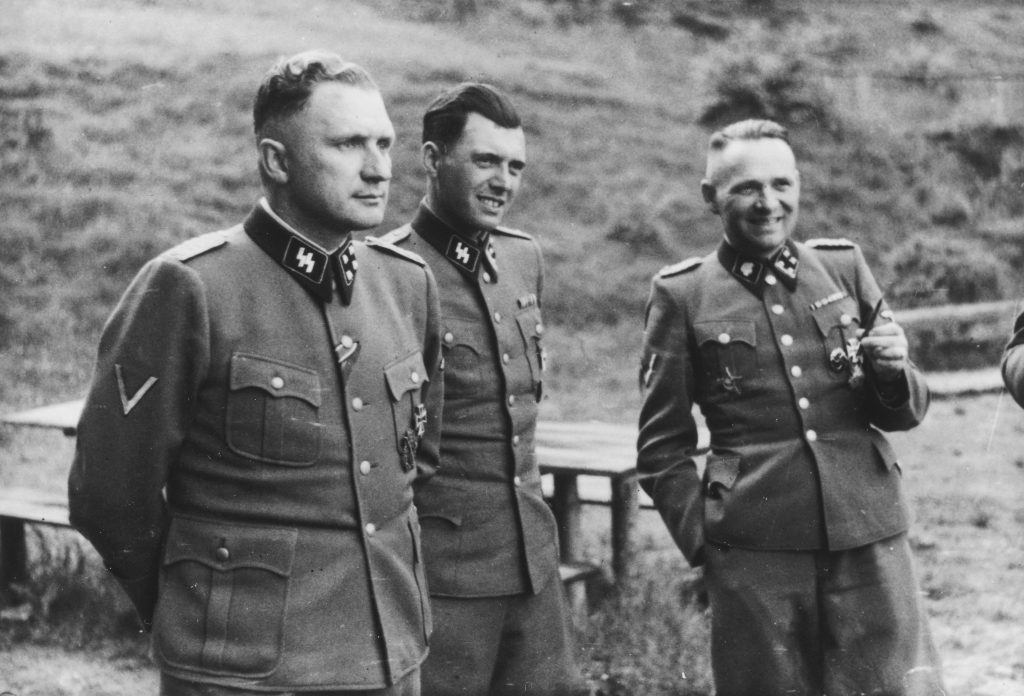 Mengele, al centro, tra altri ufficiali SS ad Auschwitz (Wikipedia)