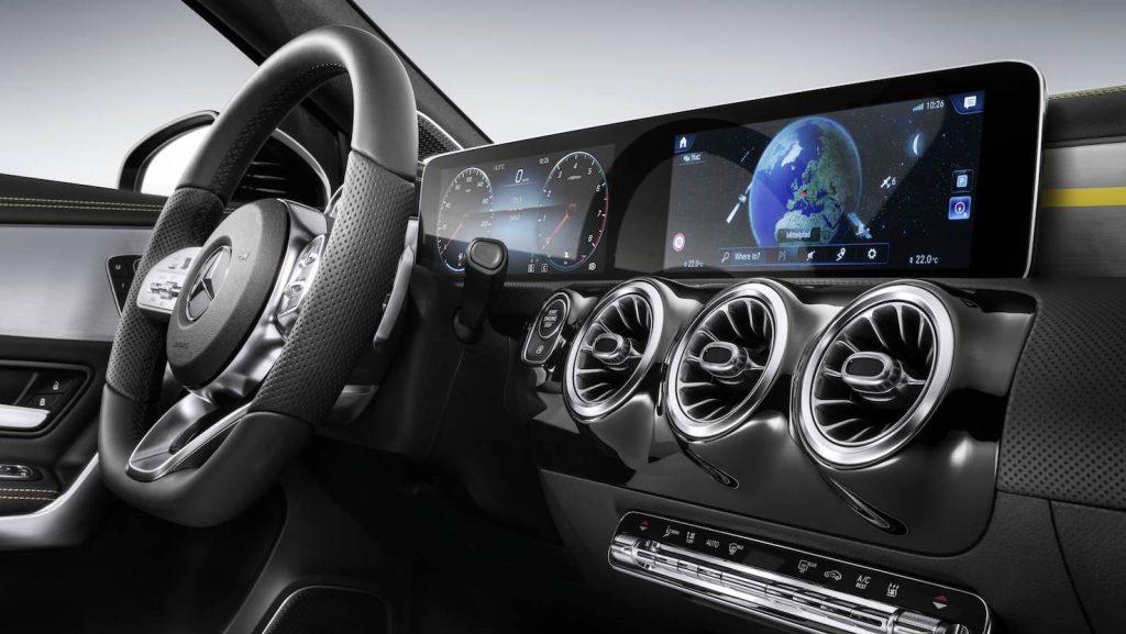 Il prototipo EQA della Mercedes presentato a Hong Kong