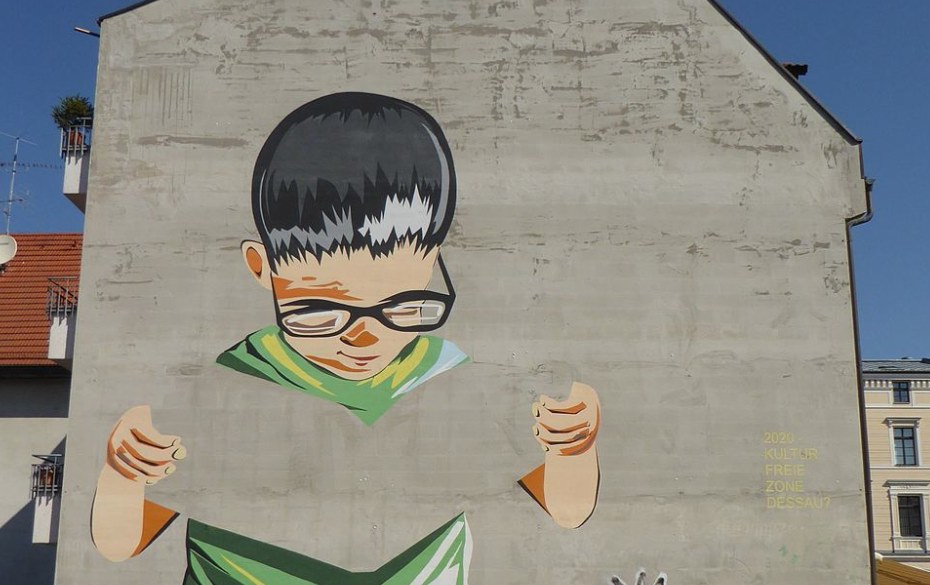 Der kein Buch lesende, 2011, Dessau (Wikipedia)