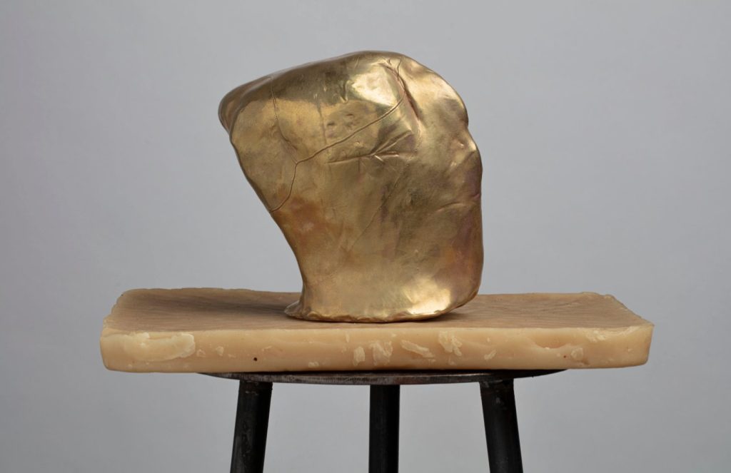 Marisa Merz, Senza titolo, 1976, argilla cruda, pittura oro, cera, su treppiede metallico (© Roberto Pellegrini Collezione Giancarlo e Danna Olgiati)