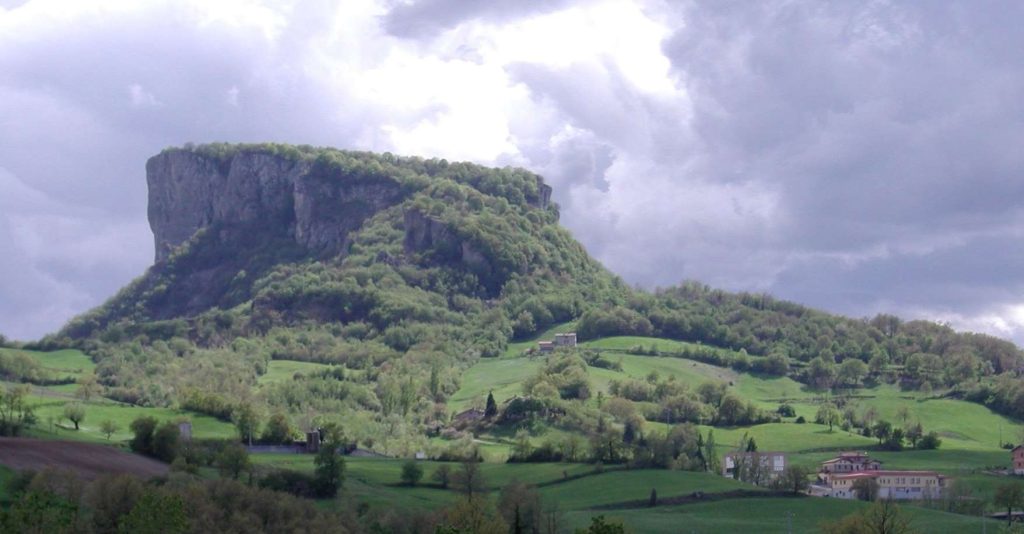 La Pietra di Bismantova, fra i luoghi citati da Dante, si trova nell’Appennino reggiano (Wikipedia)