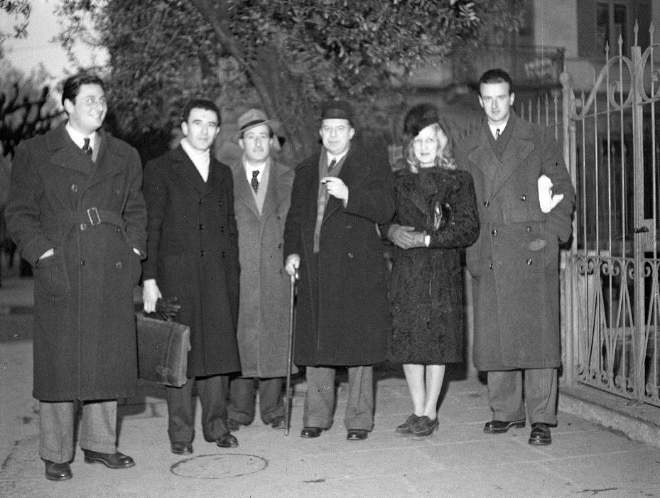 Eugenio Montale a Lugano (1946); da sin. P. Salati, R. Regli, P. Bernasconi, Montale con l’amica Gerti e Giorgio Orelli (Arch. storico Lugano, Fondo Vicari)