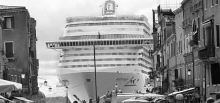 Berengo Gardin si è occupato anche del fenomeno delle Grandi Navi