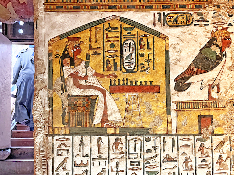 Nefertari (moglie di Ramses II) che gioca a scacchi. Il dipinto è nella sua tomba, Valle delle Regine, Luxor (Guido Bosticco)