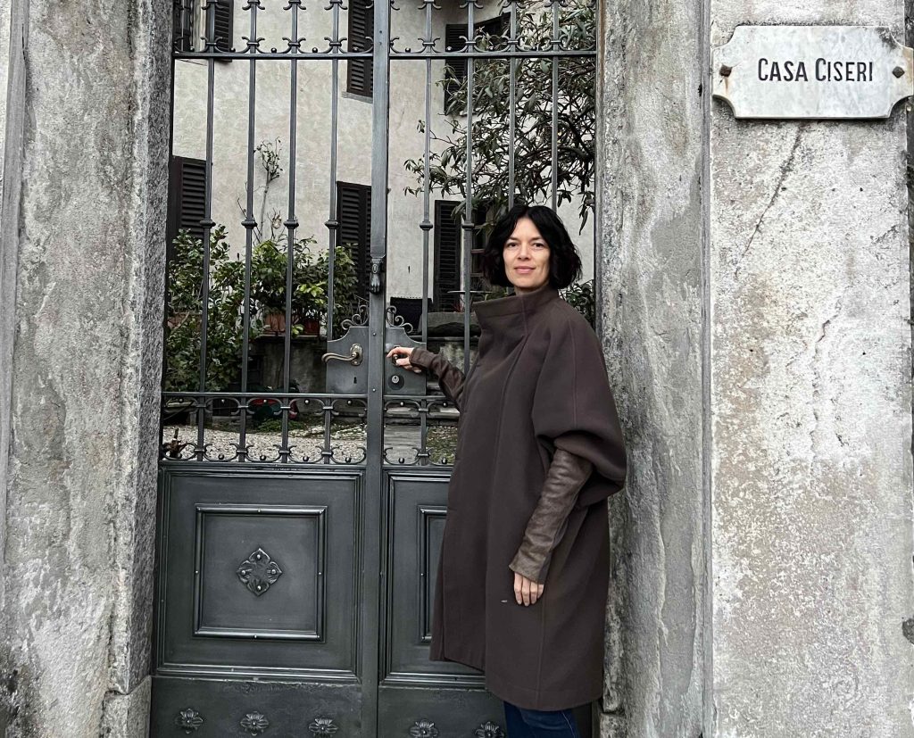 Sabrina Németh all’ingresso di Casa Ciseri che è anche sede dell’Associazione Ronco Cultura e Tradizioni (ARCT).