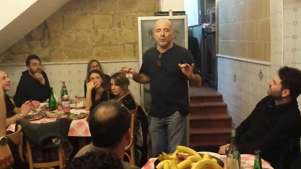 Il carismatico Ciro, dominus di «Da Nennella» a Napoli (youtube)