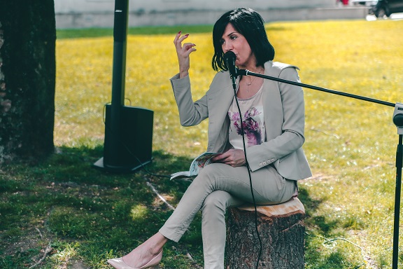 Rosy Nervi mentre legge a voce alta