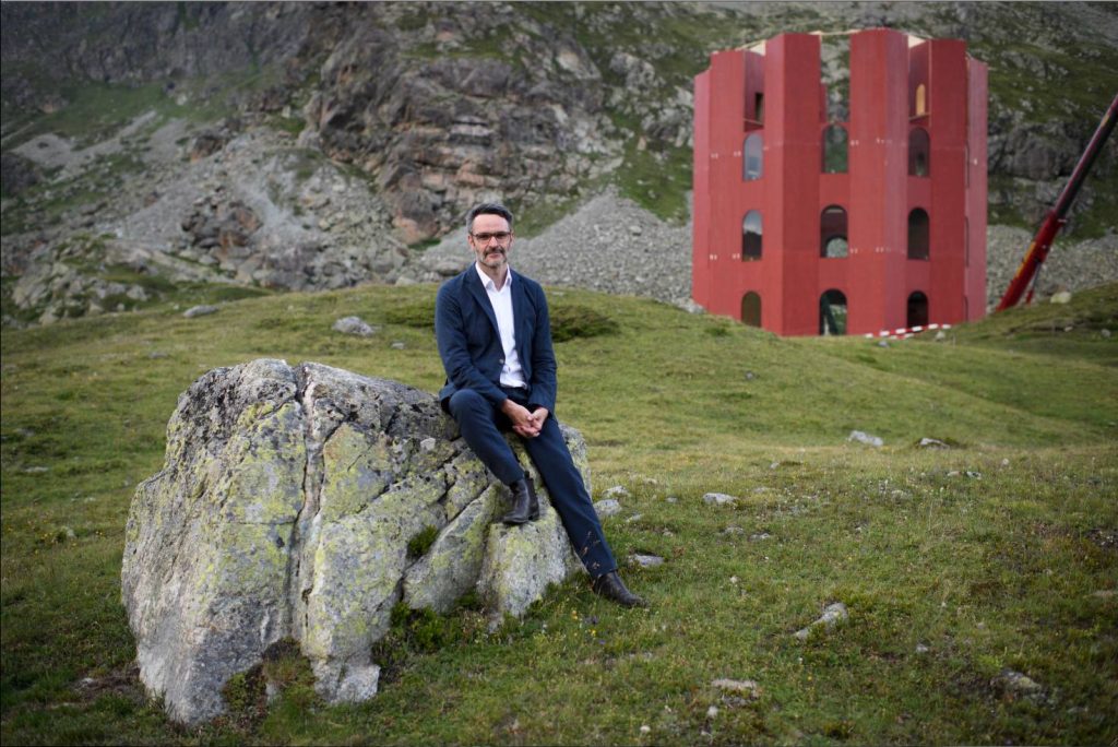 Giovanni Netzer davanti alla torre dello Julier (Keystone)