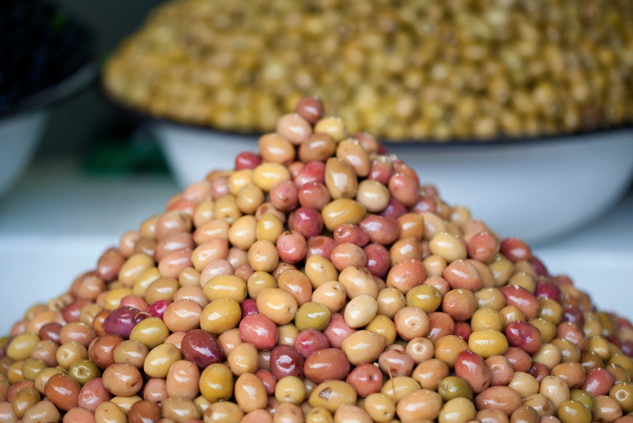 Il loro sapore originale è molto amaro: le drupe dell’olivo quindi possono essere trattate con sale, salamoia, olio, con acqua, cotte in forno o anche fatte seccare (Marka)