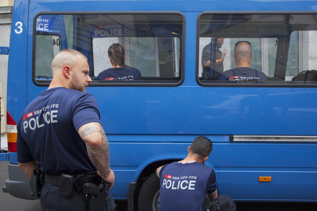 Quindi li si seque e accompagna con un furgone riconoscibile