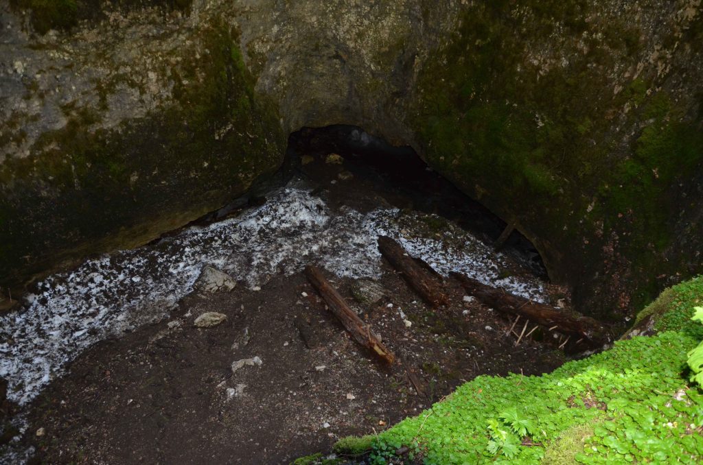 Una caverna riempita di ghiaccio