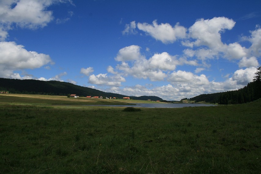 La Valle della Brévine con il lago di Taillères