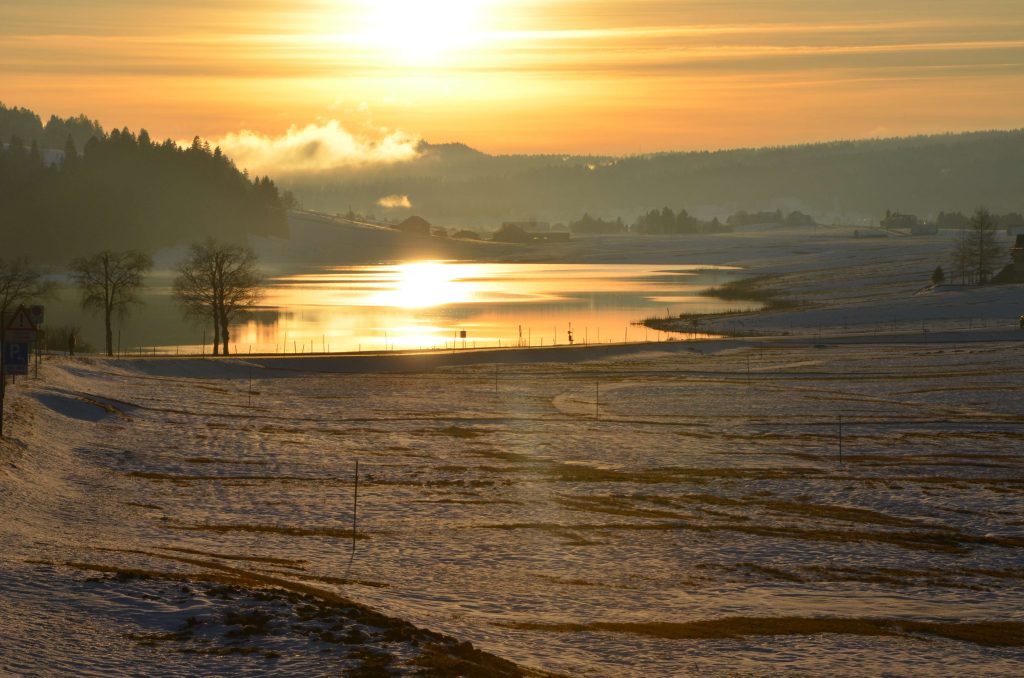 Tramonto invernale sul lago di Taillères