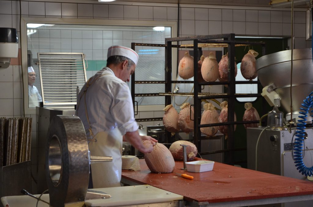 La preparazione dei prosciutti