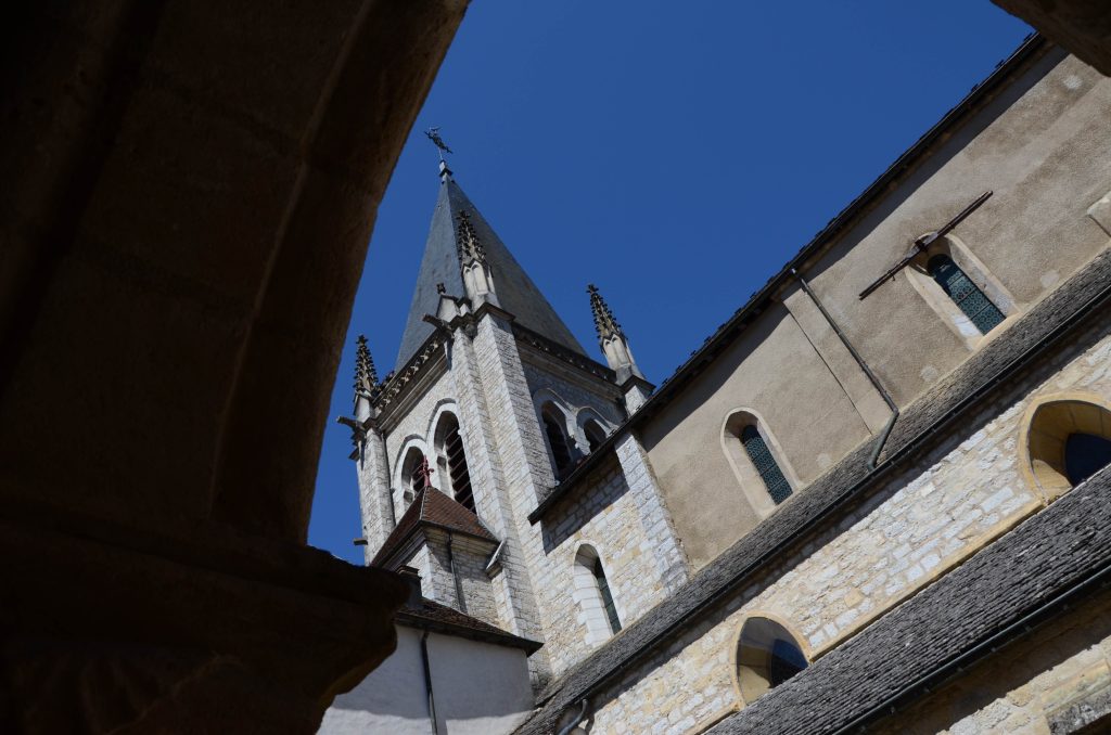 La torre campanaria dell'abbazia vista dal chiostro