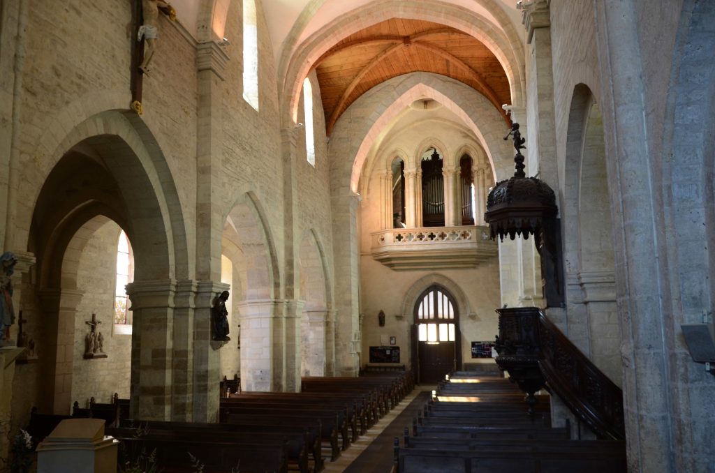 L'interno della chiesa abbaziale