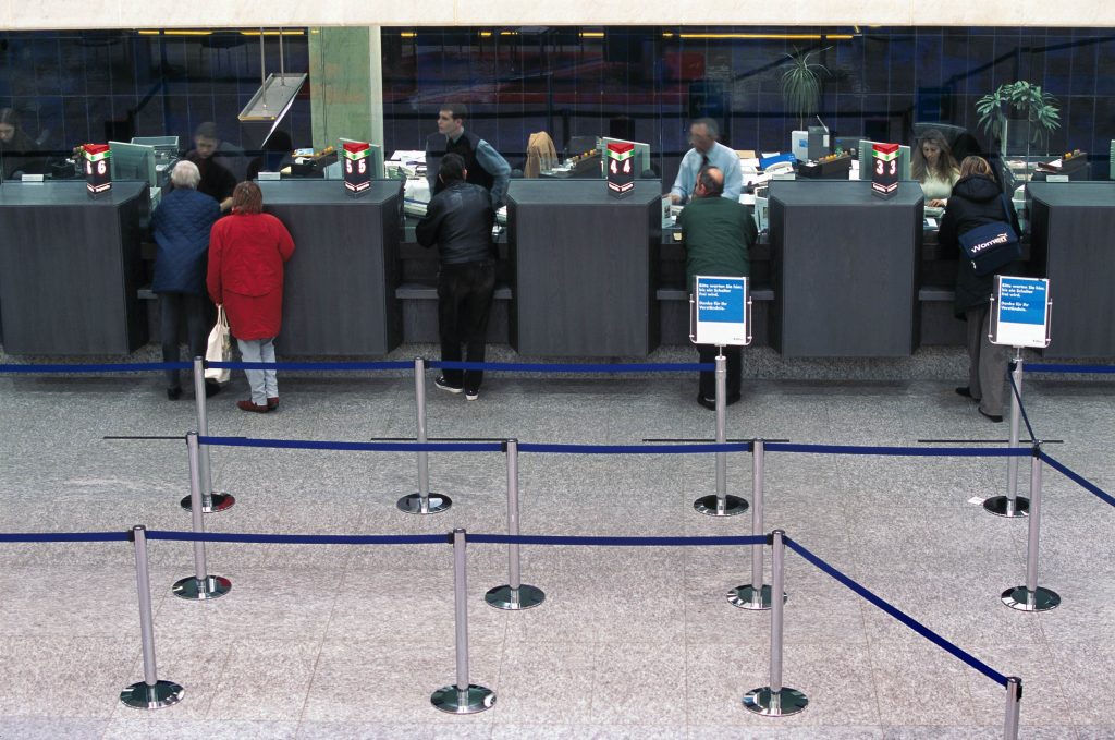 Lo scambio automatico di informazioni vale solo con le autorità fiscali estere (Keystone)