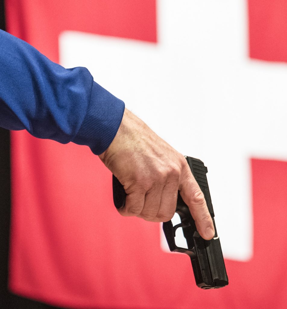 La consigliera federale Karin Keller-Sutter ha assicurato che nessuno in Svizzera verrà disarmato, con la revisione della legge sulle armi (Keystone)