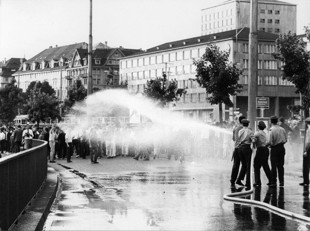 29 giugno 1968, «Globus-krawallen»: a Zurigo la polizia carica i dimostranti che chiedono un centro giovanile autonomo (Keystone)
