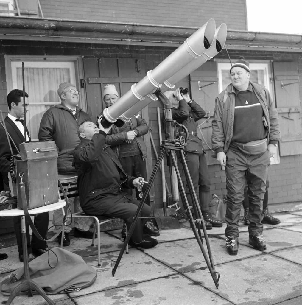 26 gennaio 1970, l’albergatore bernese Fritz von Allmen osserva e commenta su radio Beromünsterun salvataggio sulla parete nord dell’Eiger (Keystone)