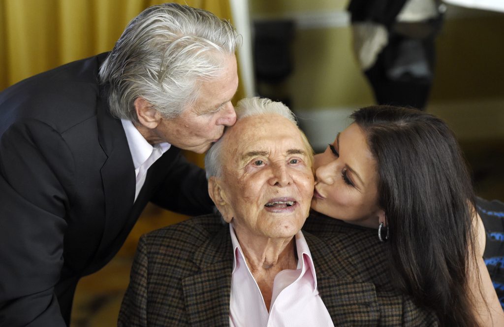Un Kirk Douglas in splendida forma il giorno del suo 100esimo compleanno, il 9 dicembre 2016, felicitato dal figlio Michael e dalla nuora Catherine Zeta-Jones (Keystone)