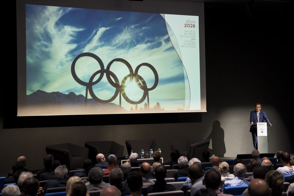 Jean-Philippe Rochat, presidente del comitato promotore di Sion 2026, presenta il progetto alla stampa (Keystone)