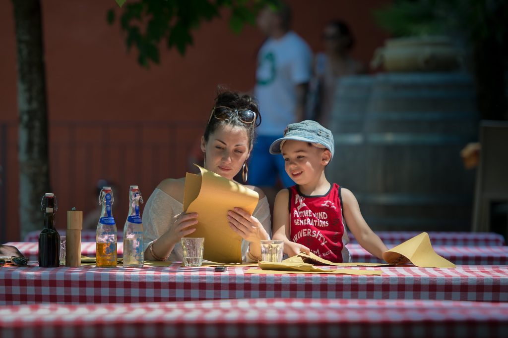 Per le donne, gli accrediti per le cure ai figli sono automatici,  quelli per l’assistenza ai parenti vanno richiesti espressamente (Keystone)