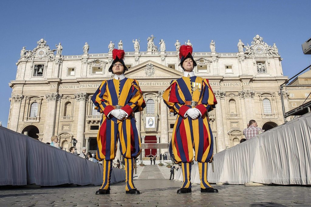 Guardie svizzere davanti a San Pietro. Quella di Francesco sarà la prima visita di un Papa in Svizzera dal 2004 (Keystone)