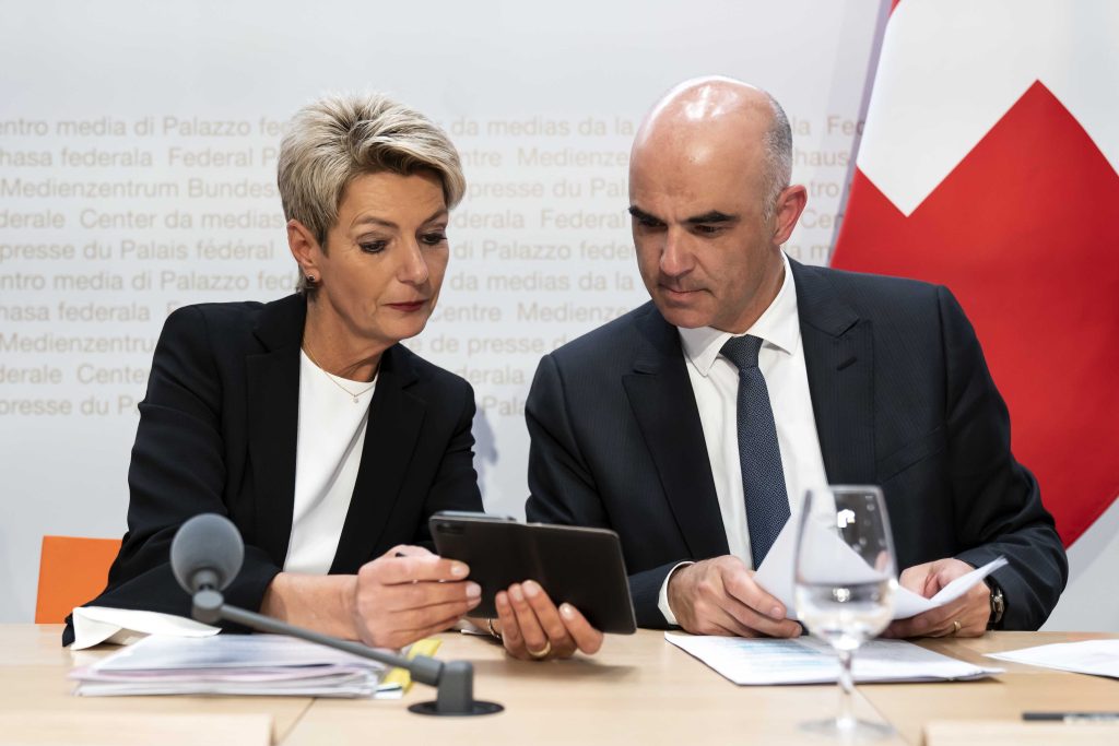 Keller-Sutter e Berset: ora i costi effettivi della rendita-ponte sono stati precisati (Keystone)