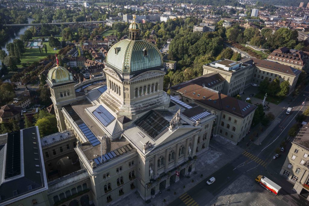 Palazzo federale: si percepiscono spinte verso una centralizzazione, ma nel confronto internazionale lo Stato resta molto decentralizzato (Keystone)